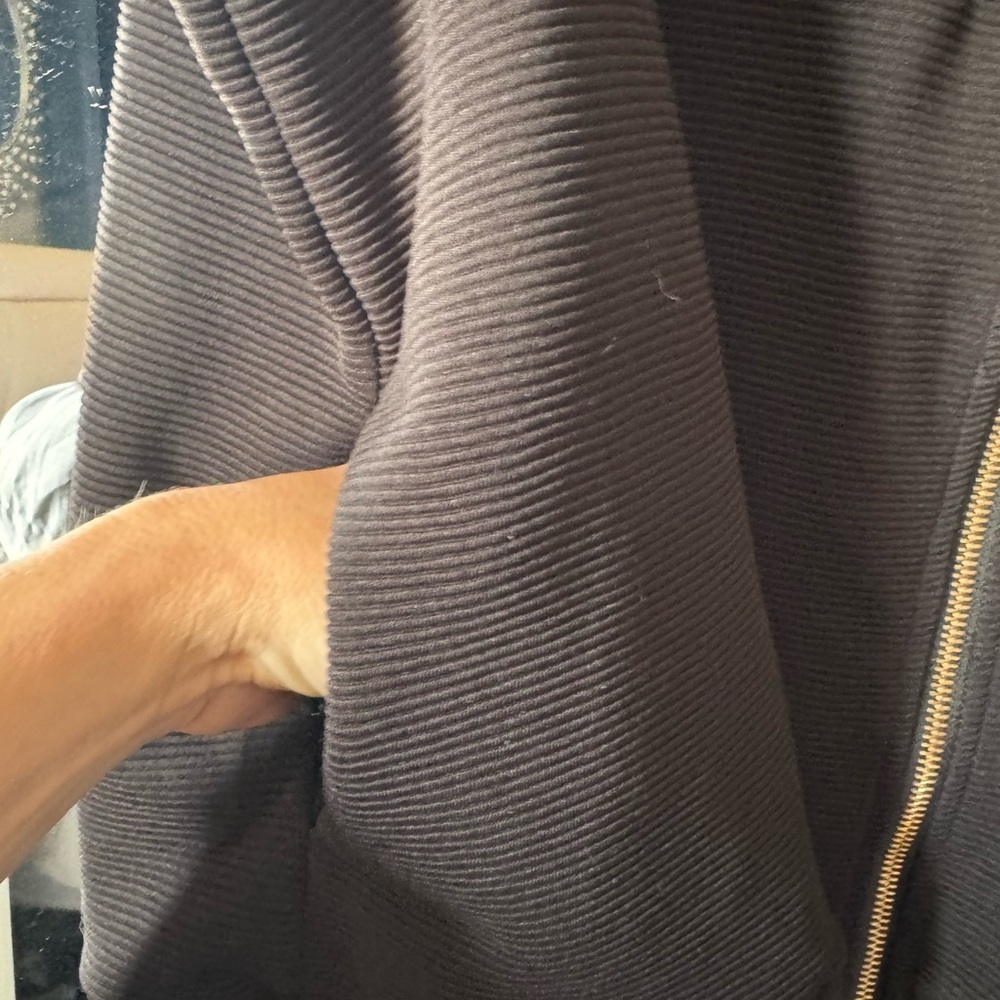 Black Sleeveless Zip-Up Vest - Picture 3 of 6